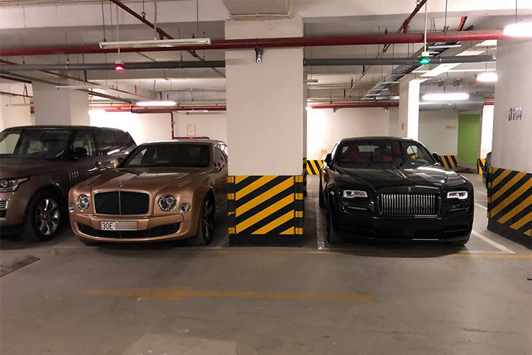 Rolls-Royce Wraith Black Badge trong căn hầm đỗ xe này là chiếc đầu tiên lăn bánh tại Việt Nam. Mẫu xe siêu sang này gây ấn tượng với bộ cánh đen toàn thân, đây cũng là điểm nhấn trên những chiếc Rolls-Royce Wraith phiên bản Black Badge hay còn gọi " Kỵ sỹ bóng đêm".
