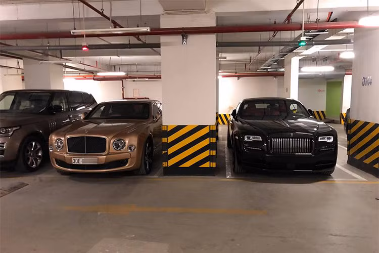 Rolls-Royce Wraith Black Badge trong căn hầm đỗ xe này là chiếc đầu tiên lăn bánh tại Việt Nam. Mẫu xe siêu sang này gây ấn tượng với bộ cánh đen toàn thân, đây cũng là điểm nhấn trên những chiếc Rolls-Royce Wraith phiên bản Black Badge hay còn gọi " Kỵ sỹ bóng đêm".