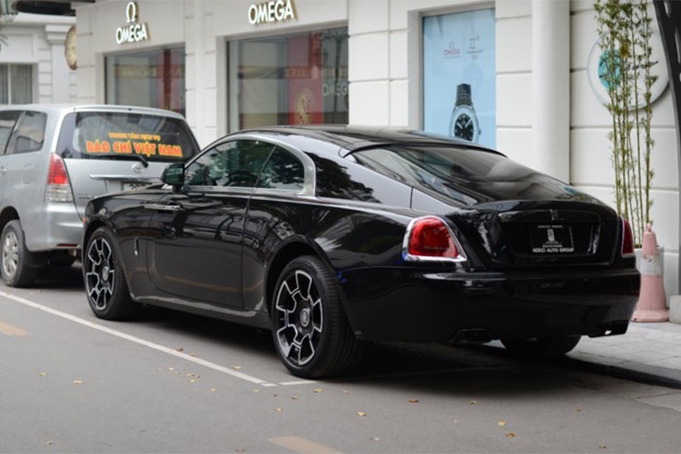 Siêu xe sang này sở hữu khối động cơ W12 tăng áp kép 6.6L cũng đã được Rolls-Royce đưa vào chiếc Wraith Black Badge, công suất tối đa 624 mã lực, mô men xoắn cực đại lên đến 800Nm. Cùng với đó là hộp số tự động ZF 8 cấp nhờ đó xe chỉ cần 4,4 giây để tăng tốc từ 0-100km/h.