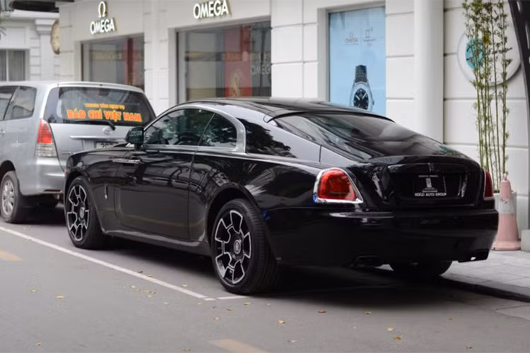 Siêu xe sang này sở hữu khối động cơ W12 tăng áp kép 6.6L cũng đã được Rolls-Royce đưa vào chiếc Wraith Black Badge, công suất tối đa 624 mã lực, mô men xoắn cực đại lên đến 800Nm. Cùng với đó là hộp số tự động ZF 8 cấp nhờ đó xe chỉ cần 4,4 giây để tăng tốc từ 0-100km/h.