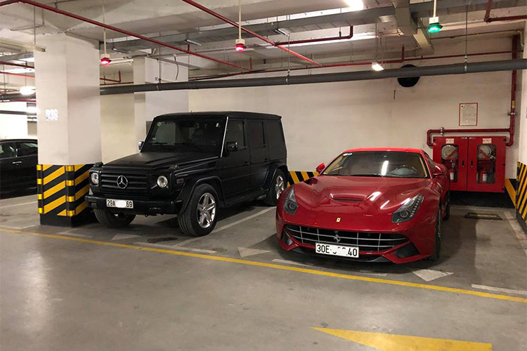 Ngoài những chiếc xe siêu sang, tại đây còn có siêu xe Ferrari F12 Berlinetta và chiếc xe thể thao Porsche 911 Carrera S hàng hiếm. Chiếc siêu SUV "ông vua địa hình" Mercedes-Benz G55 AMG có giá chính hãng hơn 10 tỷ, từng thuộc sở hữu chồng siêu mẫu Ngọc Thạch góp mặt.
