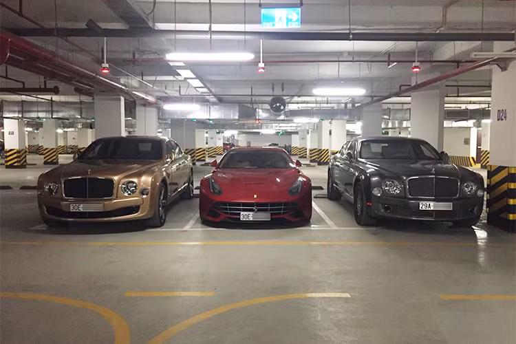 Hầm đỗ xe tại các khu đô thị cao cấp là địa điểm lý tưởng cho giới săn xe chiêm ngưỡng và ghi lại những hình ảnh của siêu xe và siêu xe sang tiền tỷ. Hình ảnh mới nhất về một hầm đỗ xe tại Hà Nội đang khiến giới mê xe phải "tròn mắt" trước mức độ chịu chơi của dân chơi siêu xe thủ đô.