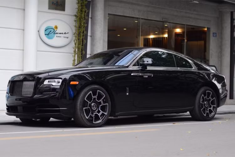 Black Badge là gói độ đặc biệt của thương hiệu siêu xe sang Rolls-Royce dành cho các dòng xe Ghost và Wraith của mình vào năm 2016 nhằm thu hút thêm những khách hàng trẻ tuổi. Tại Việt Nam trước đó cũng đã xuất hiện 1 chiếc Ghost Black Badge và 2 chiếc Rolls-Royce Wraith tiêu chuẩn được độ la zăng của bản Black Badge.
