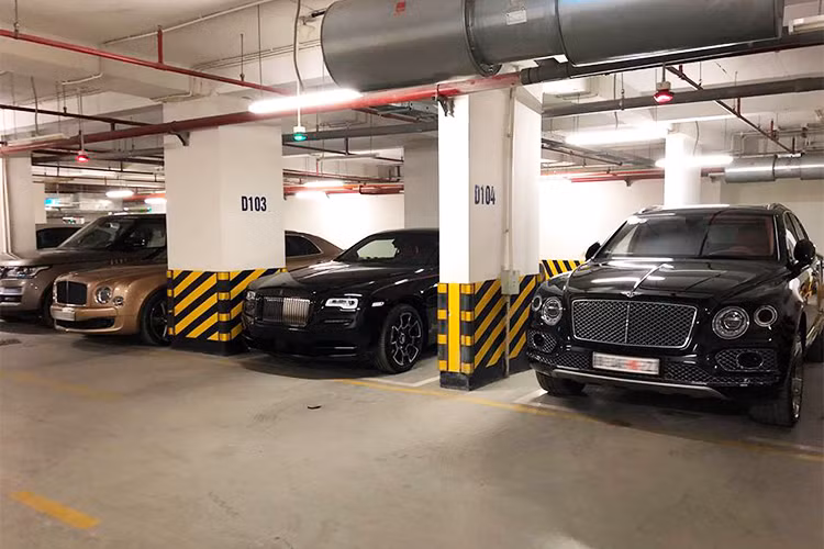 Bên cạnh các mẫu xe "hàng khủng" hiện nay, căn hầm đỗ xe này còn là nơi trú ngụ cho dàn xe đắt tiền của một đại gia Thanh Hoá như Ferrari F12 Berlinetta, Bentley Mulsanne Speed màu vàng cát và Bentley Bentayga màu đen bóng... Đáng chú ý nhất là sự có mặt của chiếc Rolls-Royce Wraith Black Badge đầu tiên tại Việt Nam.