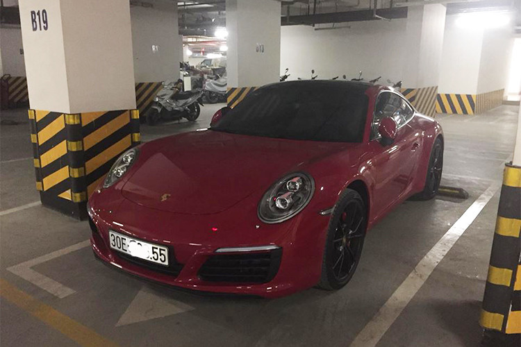Siêu xe thể thao Porsche 911 Carrera màu đỏ tại Hà Nội này khi mới ra mắt hồi tháng 3/2016, nó có giá chính hãng 6,7 tỷ đồng. Xe được trang bị động cơ 6 máy ngang 3.0l tăng áp kép, thay vì loại 3.6l nạp khí tự nhiên như trước đây. Động cơ này có công suất tối đa 370 mã lực/450 Nm, đi kèm hộp số ly hợp kép PDK 7 cấp và hệ dẫn động cầu sau.