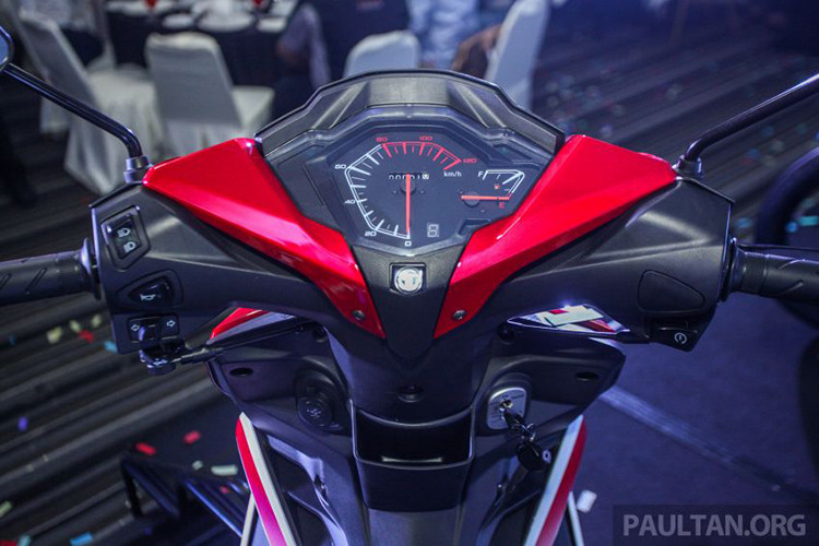 Cụm đồng hồ của xe được thiết kế đơn giản dạng cơ, duy nhất có chi tiết hiẻn thị cấp số là báo dạng kỹ thuật số. Ngoài ra, xe còn có một cổng sạc USB cho các thiết bị di động bố trí trong hộc chứa đồ phía trước.