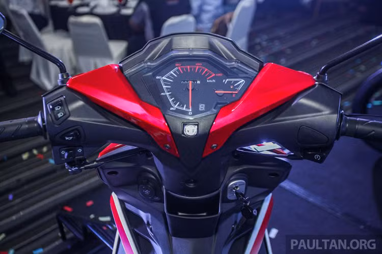 Cụm đồng hồ của xe được thiết kế đơn giản dạng cơ, duy nhất có chi tiết hiẻn thị cấp số là báo dạng kỹ thuật số. Ngoài ra, xe còn có một cổng sạc USB cho các thiết bị di động bố trí trong hộc chứa đồ phía trước.