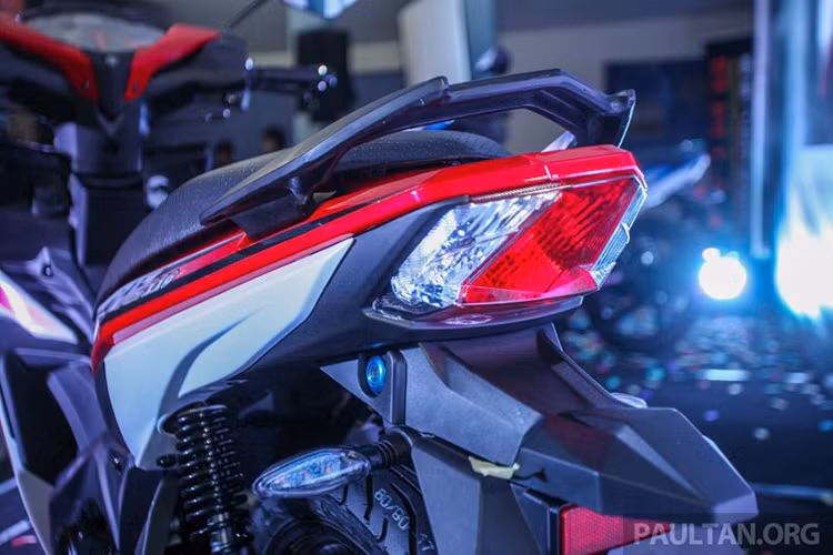 Không chỉ có đèn pha mà cụm đèn hậu cũng mang thiết kế tương tự như Honda Winner 150 với đèn phanh khá đơn giản. Tuy nhiên xi nhan sau của xe lại được thiết kế tách rời và đưa xuống tích hợp ở chắn bùn xe. 