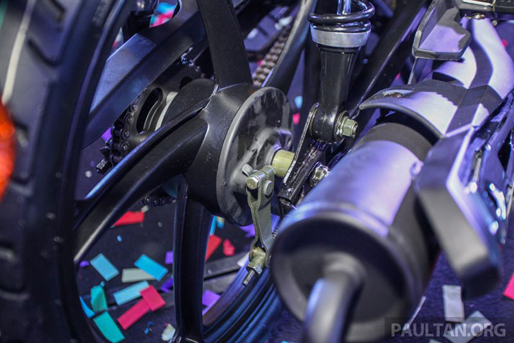 Phía sau xe là giảm xóc lò xo trụ và phanh tang trống. Hệ thống ống xả được thiết kế đơn giản với ốp chống nóng mày đen. Bình xăng dung tích 3,5 lít cùng, chứa đồ được bố trí dưới yên và trọng lượng khô là 98 kg.