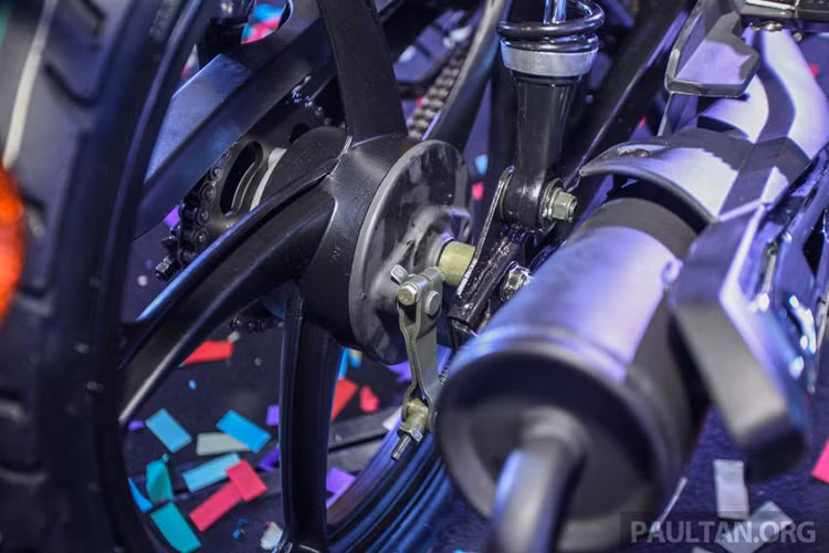 Phía sau xe là giảm xóc lò xo trụ và phanh tang trống. Hệ thống ống xả được thiết kế đơn giản với ốp chống nóng mày đen. Bình xăng dung tích 3,5 lít cùng, chứa đồ được bố trí dưới yên và trọng lượng khô là 98 kg.