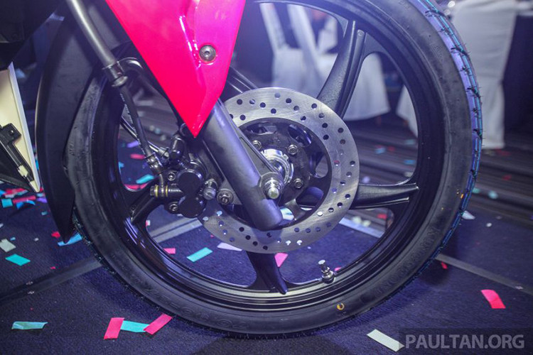 Tương tự các dòng xe số phổ thông trên thị trường Ottimo trang bị cho Viz110 cặp phuộc ống lồng phía trước, trong khi phía sau sử dụng hai lò xo trụ giảm chấn thủy lực. Cả hai bánh đều được trang bị mâm đúc 5 chấu sơn màu đen với kích thước 17 inch.