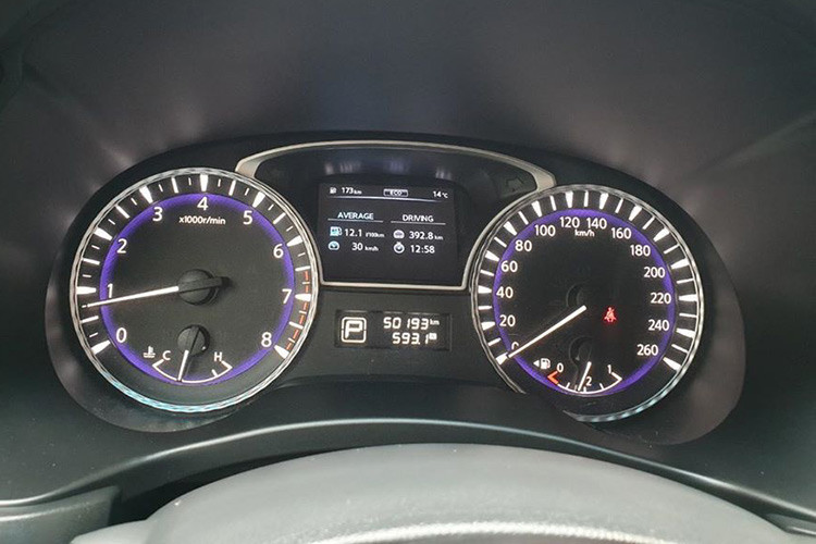 Trên phiên bản cao cấp "Premium", QX60 có thêm cửa sổ trời toàn cảnh cho hàng ghế thứ 2 và 3, màn hình màu 7-inch cho hành khách sau được tích hợp vào tựa đầu ghế trước... Một số hệ thống hỗ trợ lái và an toàn điển hình trên QX60 mới bao gồm; ABS, hỗ trợ phanh BA, phân phối lực phanh điện tử EBD, kiểm soát cân bằng VDC, kiểm soát lực kéo TCS, hỗ trợ khởi hành ngang dốc, kiểm soát áp suất lốp...