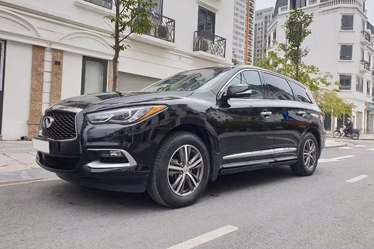 Tại thị trường Việt Nam, khi ra mắt vào cuối năm 2016 - giá xe Infiniti QX60 khi ra mắt bao gồm 2 phiên bản, bản tiêu chuẩn QX60 V6 3.5 AWD bán ra 3,399 tỷ đồng và bản cao cấp hơn QX60 Premium khoảng 3,699 tỉ đồng (đã gồm VAT). Chiếc xe trong bài viết thuộc cao cấp thể thao mang biển Hà Nội và đang được chủ nhân chào bán khoảng 2,4 tỷ đồng.