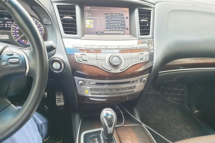 Infiniti QX60 đời 2017 sở hữu hệ thống âm thanh cao cấp của Bose tích hợp công nghệ bass Acoustic Waveguide, đầu đọc AM/FM/CD/DVD/MP3, hệ thống dữ liệu Radio (RDS), tính năng điều khiển âm lượng cảm biến theo tốc độ, bộ nhớ lưu trữ nhạc dung lượng lên tới 9.0GB... Xe cũng được bổ sung cần số mới, hệ thống kiểm soát điều hoà 3 vùng tự động và thêm cổng sạc USB.