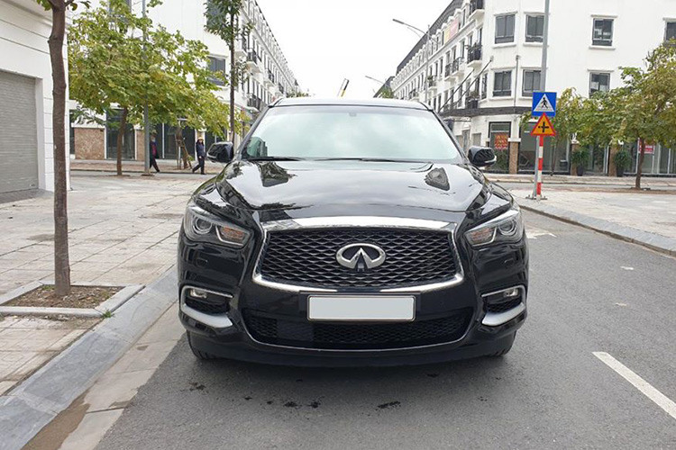 Mẫu xe crossover Infiniti QX60 2017 được thiết kế tối ưu khí động học với hệ số cản Cd 0.34 – chỉ số rất ấn tượng. Cản trước của xe cũng được làm mới với đường bao hốc đèn sương mù nổi bật và đèn pha mới tinh tế hơn. La-zăng xe mang thiết kế mới dạng đa chấu ddược cách tân trẻ trung và thể thao hơn. Phần đuôi xe với hệ thống đèn hậu thiết kế mới kéo dài từ thân xe tới cản sau mang lại dáng vẻ khỏe khoắn, cánh gió lớn cùng ăng-ten vây cá mập tôn lên vẻ mạnh mẽ và sang trọng...