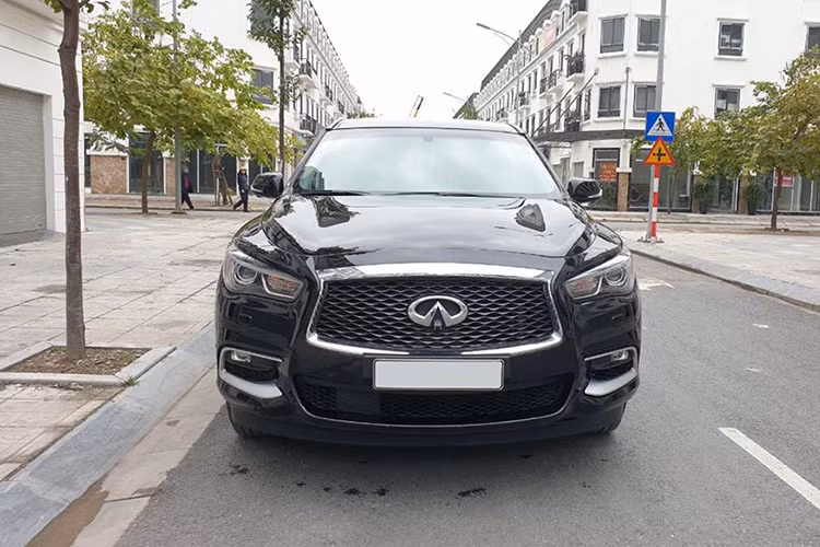 Mẫu xe crossover Infiniti QX60 2017 được thiết kế tối ưu khí động học với hệ số cản Cd 0.34 – chỉ số rất ấn tượng. Cản trước của xe cũng được làm mới với đường bao hốc đèn sương mù nổi bật và đèn pha mới tinh tế hơn. La-zăng xe mang thiết kế mới dạng đa chấu ddược cách tân trẻ trung và thể thao hơn. Phần đuôi xe với hệ thống đèn hậu thiết kế mới kéo dài từ thân xe tới cản sau mang lại dáng vẻ khỏe khoắn, cánh gió lớn cùng ăng-ten vây cá mập tôn lên vẻ mạnh mẽ và sang trọng...