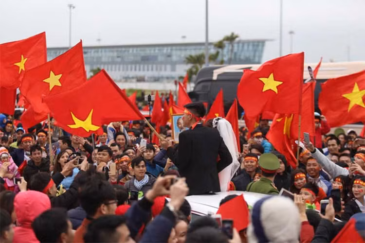 Ban đầu, nhiều người trên đường tỏ ra lo lắng cho đoàn rước dâu sẽ không về kịp giờ. Với số lượng người hâm mộ bóng đá đổ ra đường ngày một đông như vậy thì rất có thể ngày vui của hai bạn sẽ bị ảnh hưởng.