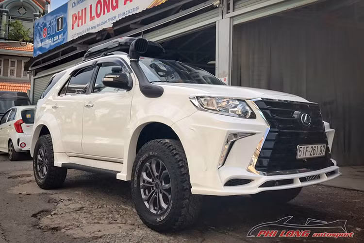 Tuy nhiên trên mẫu xe Toyota Fortuner cũ độ Lexus này, nội thất và hệ dẫn động của nó không có gì thay đổi nhiều so với nguyên bản. Các chi tiết độ ngoại thất cũng được làm hoàn toàn từ những người thợ tại Việt Nam.