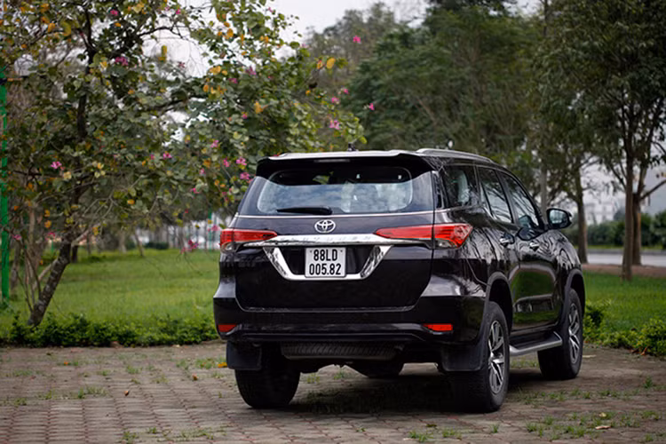 Là thế hệ hoàn toàn mới, Toyota Fortuner phiên bản 2017 được trang bị hai động cơ khác nhau. Đầu tiên là động cơ diesel 4 xy-lanh thẳng hàng, tăng áp, dung tích 2,4 lít với công suất tối đa 110 kW tại vòng tua máy 3.400 vòng/phút và mô-men xoắn cực đại 400 Nm tại dải vòng tua từ 1.600 - 2000 vòng/phút. Động cơ kết hợp với hộp số sàn 6 cấp.