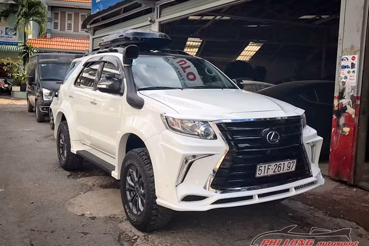 Mẫu xe ôtô Toyota Fortuner thế hệ mới đang là dòng xe được ưa chuộng không chỉ Việt Nam mà cả thế giới. Chính vì vậy, nhiều người chơi cũng như các nhà sản xuất phụ kiện đã luôn tạo ra những bộ bodykit dành cho Fortuner được thiết kế giúp chiếc xe có ngoại hình ấn tượng hơn