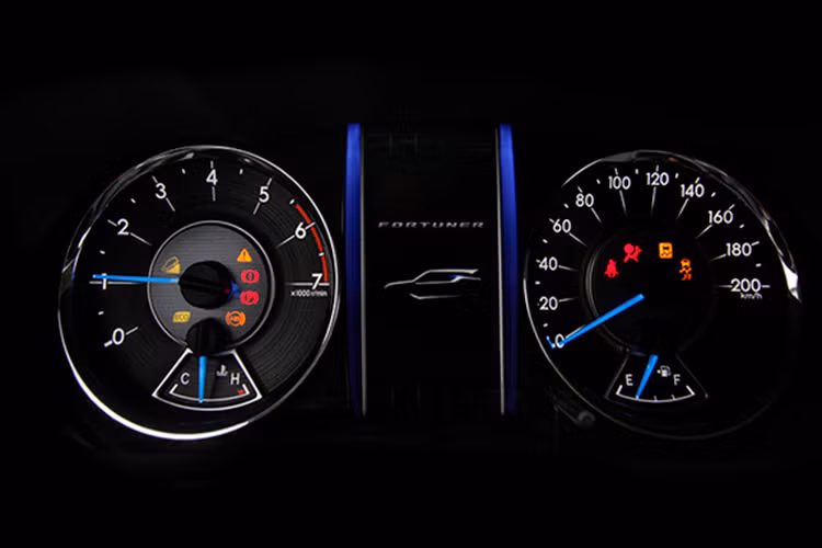 Bản thứ hai là khối động cơ xăng 4 xy-lanh, dung tích 2,7 lít, tạo ra công suất tối đa 112 kW tại vòng tua máy 5.200 vòng/phút và mô-men xoắn cực đại 245 Nm tại vòng tua máy 4.000 vòng/phút. Sức mạnh được truyền tới bánh thông qua hộp số tự động 6 cấp cùng nhiều công nghệ an toàn. 