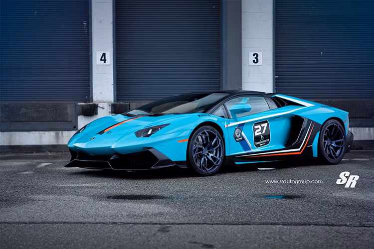 Đầu tiên, anh lắp đặt bộ body kit giống như bản đặc biệt LP720-4.