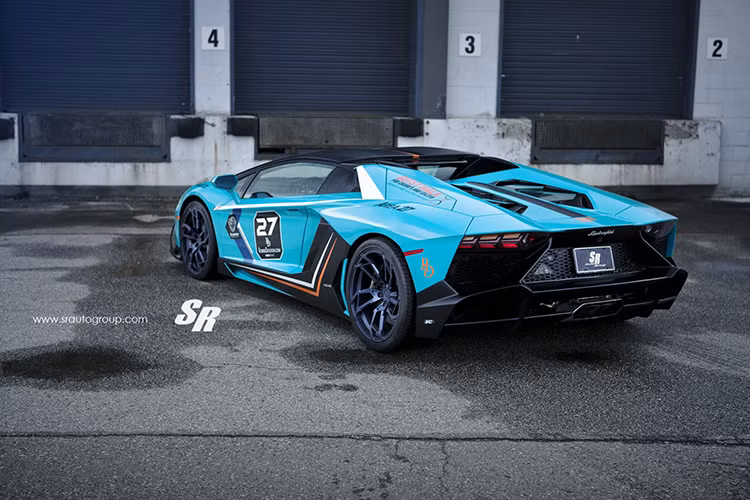 Nhiều logo thể thao cũng được dán quanh theo phong cách xe đua là những sự bổ sung hoàn hảo cho một siêu xe tuyệt đẹp. 