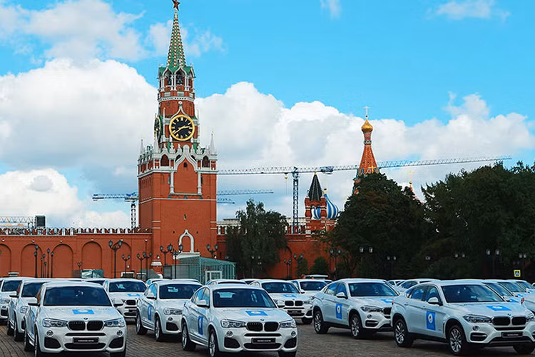 Được biết, số tiền mua xe được trích từ quỹ hỗ trợ VĐV Olympic, vốn được ủng hộ bởi những người giàu nhất nước Nga. Thế nhưng, bên cạnh xe xịn là các giải thưởng tiền mặt tặng riêng cho mỗi chiếc huy chương. Khoản này thì lấy từ ngân sách nhà nước.