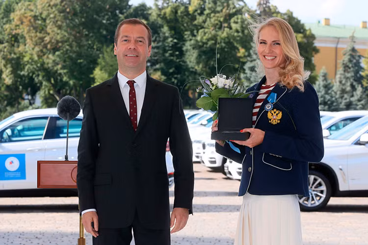 Ngoài Tổng thống Putin, Thủ tướng Nga Dmitry Medvedev cũng có mặt phát biểu và trao quà cho các vận động viên ngay tại điện Kremlin. Tại Olympic vừa qua, đội tuyển Nga đứng vị trí thứ tư trong bảng xếp hạng, giành 56 huy chương, trong đó có 19 vàng, 18 bạc và 19 đồng.