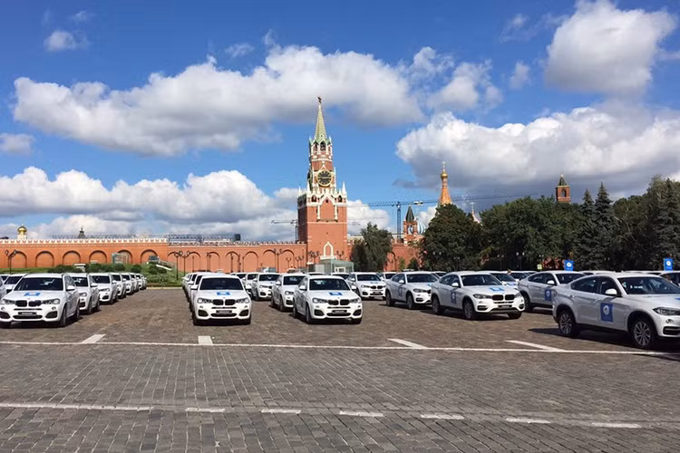 Theo một số nguồn tin cho biết, chỉ khoảng 1 ngày sau lễ trao tặng, trên trang mua bán ôtô trực tuyến tại Nga xuất hiện lời rao bán lại chiếc xe còn dán logo quảng bá lễ mừng công. Giá đưa ra trong lời rao là 4,67 triệu rúp, tương đương 93.600 USD cho chiếc X6.