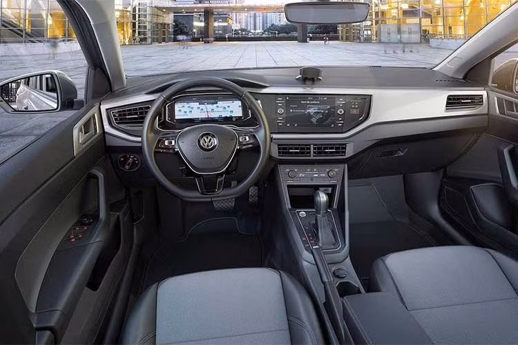 Ngoài ra, Virtus 2018 bản cao cấp còn có hệ thống thông tin giải trí với màn hình 8 inch hỗ trợ các kết nối như Apple Carplay, Mirror Link và Android Auto. Khá bất ngờ khi mặc dù là một dòng xe giá mềm, nhưng Volkswagen vẫn đưa ra tùy chọn bảng đồng hồ kỹ thuật số Active Info Display cho mẫu xe giá rẻ Virtus.