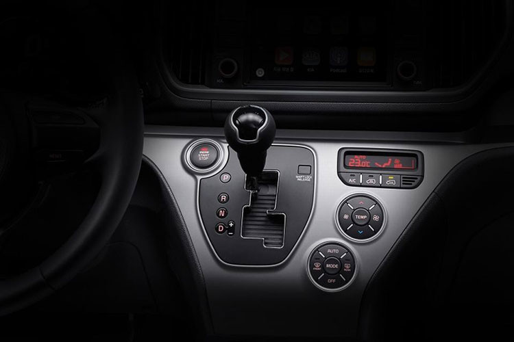 Thứ hai là Kia Ray EV với mô-tơ điện mạnh 67 mã lực và kết hợp cùng cụm pin lithium-ion 16,4 kWh. Nhờ đó, xe có thể chạy được 138 km sau khi sạc đầy pin.