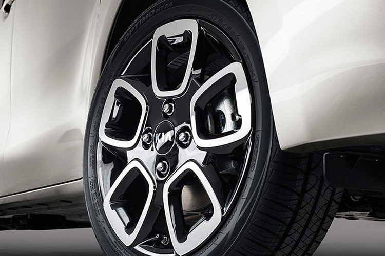 Trong khi đó, thiết kế bên sườn của Kia Ray 2023 không thay đổi so với phiên bản cũ, trừ bộ vành la-zăng mới. Bộ vành này có thiết kế 6 chấu kép và đường kính 15 inch. Đằng sau, Kia Ray 2023 được bổ sung cụm đèn hậu LED mới với thiết kế hình chữ "C" giống dải đèn LED định vị ban ngày. 