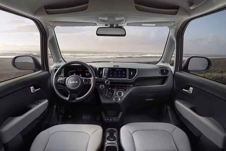 Bên trong xe, Kia Ray 2023 gần như giữ nguyên thiết kế so với phiên bản cũ. Hãng Kia chỉ bổ sung bảng đồng hồ kỹ thuật số với màn hình LCD 4,2 inch mới và những chi tiết nội thất màu tối hơn cho mẫu xe đô thị này.