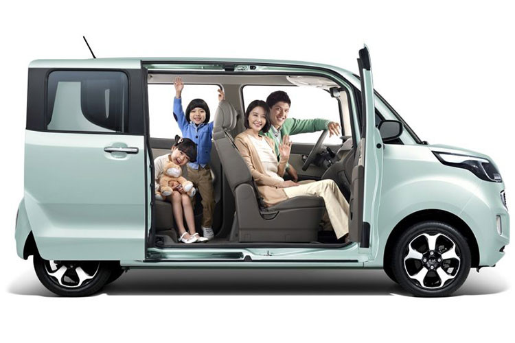 Tuy được phát triển dựa trên cơ sở gầm bệ của Kia Morning nhưng mẫu xe này có kích thước lớn hơn. Cụ thể, Kia Ray sở hữu chiều dài 3.595 mm, chiều rộng 1.595 mm, chiều cao 1.700 mm và chiều dài cơ sở 2.520 mm.