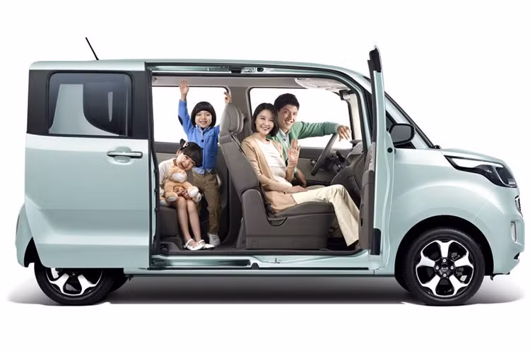 Tuy được phát triển dựa trên cơ sở gầm bệ của Kia Morning nhưng mẫu xe này có kích thước lớn hơn. Cụ thể, Kia Ray sở hữu chiều dài 3.595 mm, chiều rộng 1.595 mm, chiều cao 1.700 mm và chiều dài cơ sở 2.520 mm.