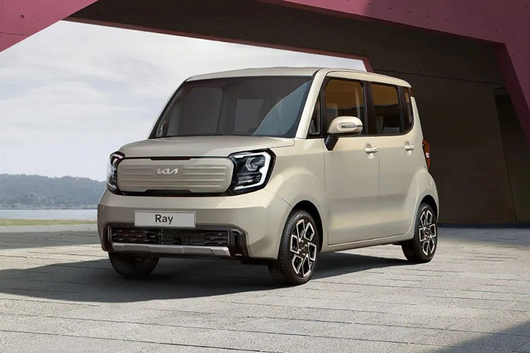 Ray là mẫu xe đô thị được phát triển dựa trên người anh em Kia Morning và dành riêng cho thị trường Hàn Quốc. Sau 11 năm ra mắt, mẫu xe này đã được bổ sung phiên bản nâng cấp giữa vòng đời ở xứ sở kim chi. Những hình ảnh do hãng mới hé lộ cho thấy Kia Ray 2023 mới trông như một mẫu xe minivan thu nhỏ.