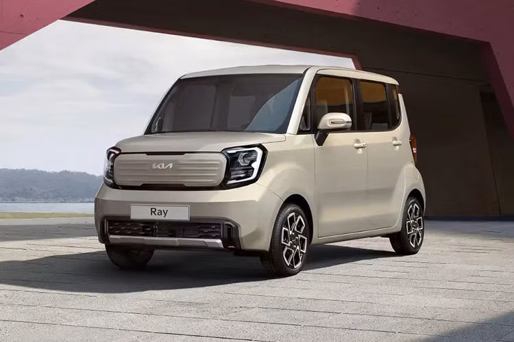 Ray là mẫu xe đô thị được phát triển dựa trên người anh em Kia Morning và dành riêng cho thị trường Hàn Quốc. Sau 11 năm ra mắt, mẫu xe này đã được bổ sung phiên bản nâng cấp giữa vòng đời ở xứ sở kim chi. Những hình ảnh do hãng mới hé lộ cho thấy Kia Ray 2023 mới trông như một mẫu xe minivan thu nhỏ.