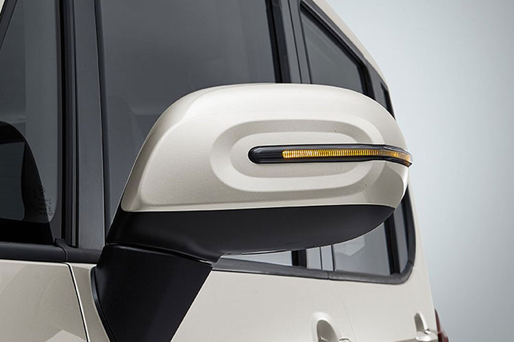 Bên dưới là cản trước gọn gàng với hốc gió trung tâm hình chữ nhật và tấm ốp màu bạc mới. Ngoài ra, xe còn có nắp ca-pô phẳng, không tích hợp những đường dập gân như thường thấy.