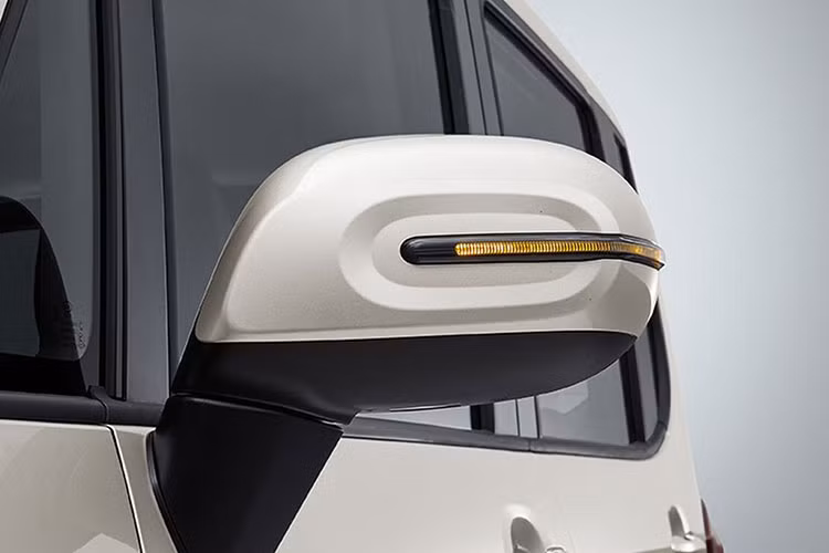 Bên dưới là cản trước gọn gàng với hốc gió trung tâm hình chữ nhật và tấm ốp màu bạc mới. Ngoài ra, xe còn có nắp ca-pô phẳng, không tích hợp những đường dập gân như thường thấy.