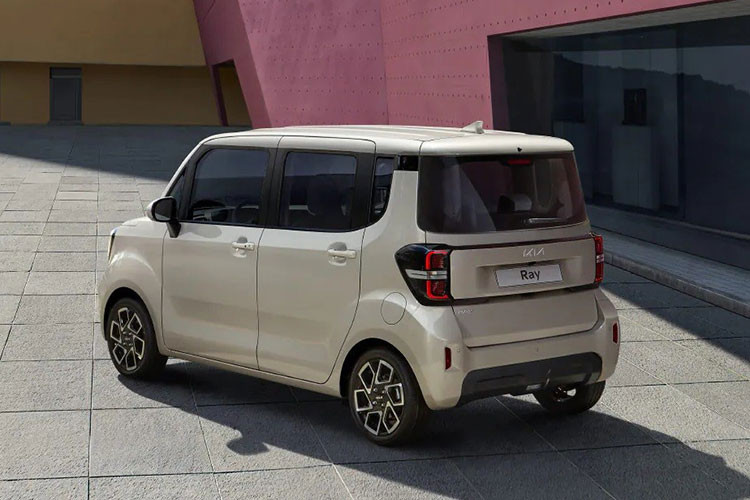 Chiếc xe trong bài là phiên bản Kia Ray 2023 chạy điện. Do đó, xe được trang bị lưới tản nhiệt "mũi hổ" đóng kín, tích hợp logo của nhà sản xuất. Nằm hai bên lưới tản nhiệt là cụm đèn pha nằm dọc, đi với dải đèn LED định vị ban ngày hình chữ "C". Theo Kia, dải đèn LED định vị ban ngày này được thiết kế với cảm hứng bản đồ sao, tương tự Seltos mới.