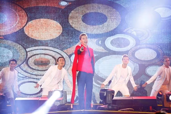 Tóc Tiên, Soobin Hoàng Sơn, Min, ST 365, Lip B, Bảo Kun… cùng nhiều sao Việt đã làm nóng bầu không khí sân vận động Hoa Lư với loạt hit đình đám.