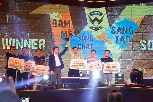 Giải thưởng chung cuộc - tấm vé tham dự MotorGP tại Nhật Bản ngày 15/10 - cũng tìm được chủ nhân. Cuộc thi độ xế dành cho chủ nhân xe Honda WINNER 150 diễn ra từ ngày 8/2 đến 22/3 với 4 buổi giao lưu tại Hà Nội, Đà Nẵng, TP.HCM và Tiền Giang. Sân chơi cũng đem đến cơ hội gặp gỡ, giao lưu, chia sẻ những kinh nghiệm độ xe cho các thành viên.