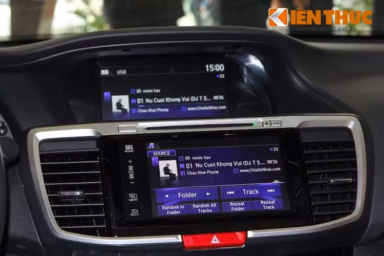 Trên bệ trung tâm bảng táp lô là hai màn hình hiển thị giải trí, thông tin xe và camera lùi. Hệ thống này có đầy đủ các kết nối như Apple CarPlay, Mirror Link và đặc biệt là tiện ích mới nhất với tính năng hỗ trợ phát Wifi...