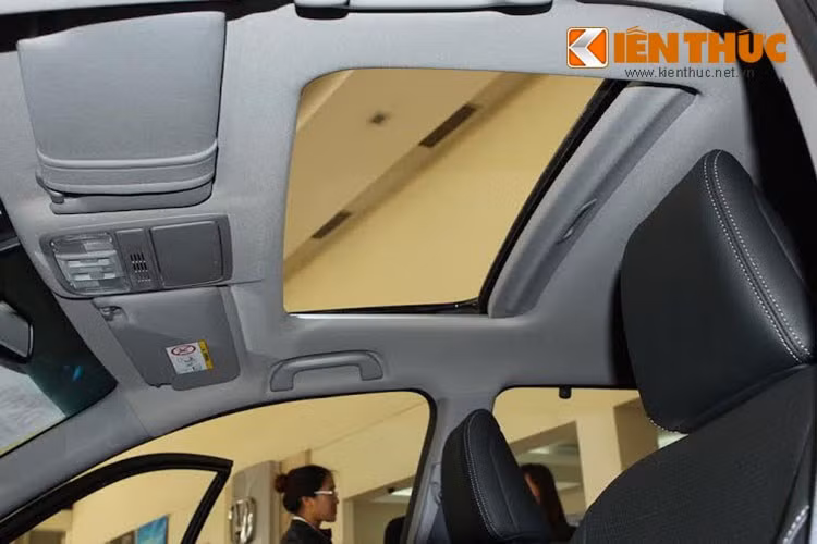 Xe cũng có cửa sổ trời tạo hình ảnh sang trọng, vừa tăng tính tiện nghi cho hành khách trên xe, đem lại không gian thoáng mát và tận hưởng thiên nhiên trong lành trong những chuyến du lịch hoặc trên những cung đường có thời tiết đẹp.