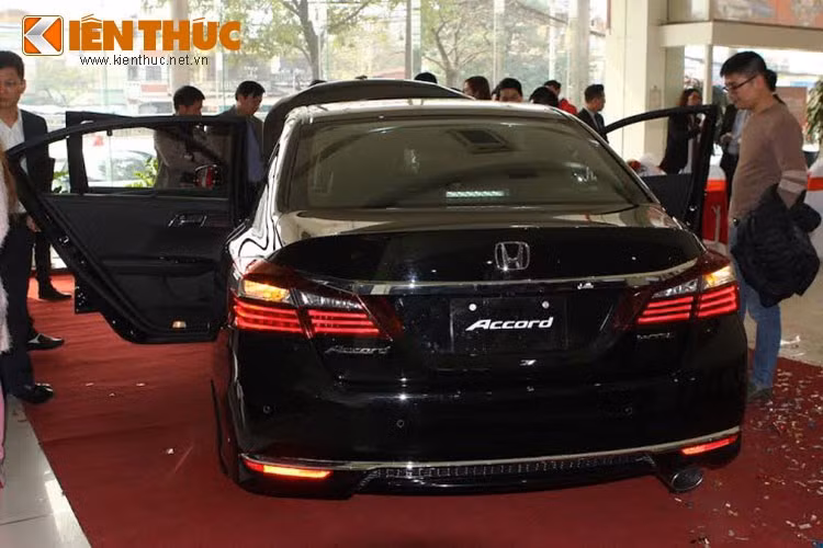 Phía đuôi xe của Accord 2016 được hãng xe Honda làm mới nhẹ với cụm cản sau đầy cá tính, bên cạnh đó đuôi xe mạnh mẽ hơn nhờ chi tiết ống xả kép 2 bên và thanh chắn mạ cờ-rôm liền mạch, cứng cáp.