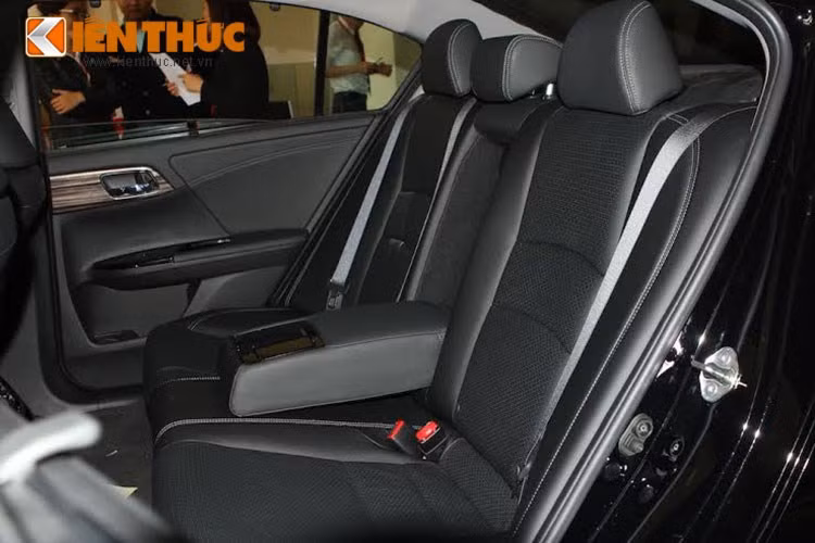 Ở hàng ghế cho người ngồi sau - khi ngả hàng ghế sau, Honda Accord 2016 có thêm không gian để đồ dài nhờ hộc lớn nối thông với cốp sau. Ngoài ra, chìa khóa mở từ xa thông minh của xe còn có khả năng mở cốp, nổ máy và bật điều hòa từ xa.