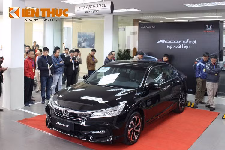 Honda Accord phiên bản 2016 sở hữu khối động cơ xăng 2,4 lít công nghệ Earth Dreams, công suất cực đại 173 mã lực tại 6.200 vòng/phút, mô men xoắn cực đại 225 Nm tại 4.000 vòng/phút, mức tiêu hao nhiên liệu kết hợp theo thử nghiệm của nhà sản xuất là 8,1 lít/100 km.