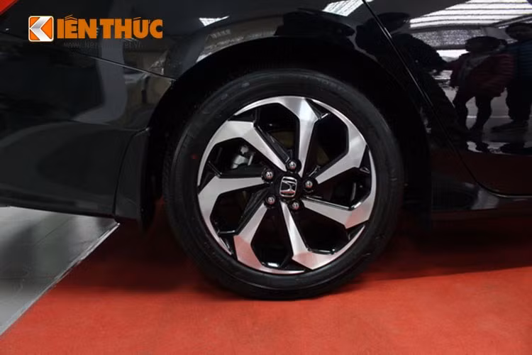 Bên cạnh Honda Accord, mẫu xe có mức giảm giá sâu tiếp theo là CR-V 2.4L với mức ưu đãi lên tới 170 triệu đồng. Honda CR-V phiên bản cao cấp nhất cũng được giảm 150 triệu và phiên bản 2.0L được giảm 110 triệu đồng. Điều này khiến giá chiếc Honda CR-V sẽ chỉ có khởi điểm 898 triệu đồng – 1,028 tỷ đồng.