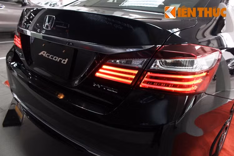 Trở lại với Honda Accord, mẫu xe này được trang bị hệ thống đèn pha, đèn gầm, xi-nhan trước và định vị ban ngày được trang bị Full LED - thiết kế này được lấy lại từ "người anh em" Acura MDX tạo nên cái nhìn đầy mạnh mẽ và công nghệ hơn. Ngoại thất thể thao và trẻ trung, thiết kế liền mạch với các đường vuốt mạnh mẽ mang tính khí động học.